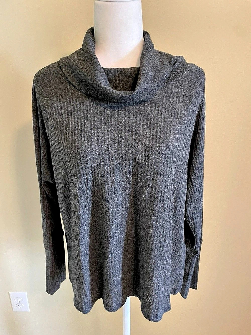 Turtleneck and matching pants set in Gray XS